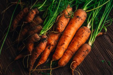 Ahşap arka plan üzerinde Bahçe yakın çekim üzerinden taze havuç.