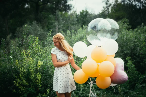 Νεαρό Κορίτσι Μπαλόνια Στο Φόντο Της Φύσης — Φωτογραφία Αρχείου
