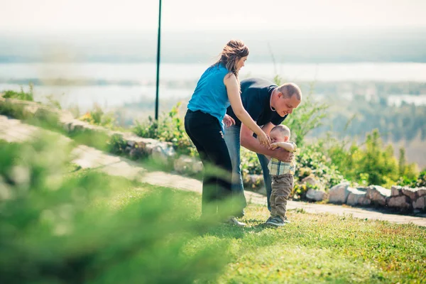 Gelukkig Familie Met Baby Zoon Natuur Achtergrond — Stockfoto