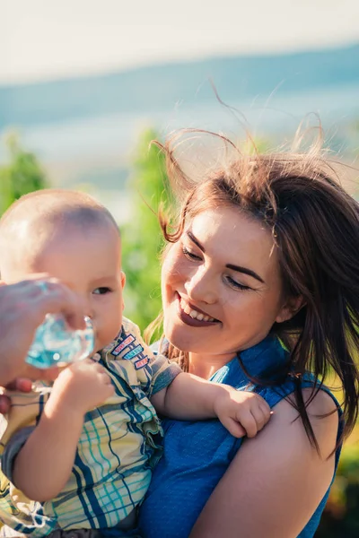 Gelukkig Moeder Peuter Zoon Natuur Achtergrond — Stockfoto