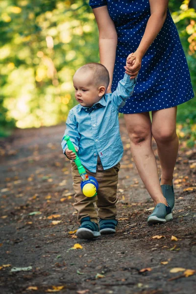 自然の背景に幸せな母親と幼児の息子 — ストック写真