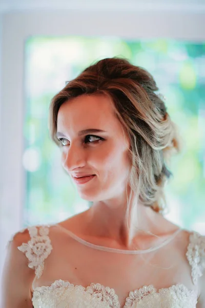 Красивая Молодая Невеста Размытом Фоне — стоковое фото