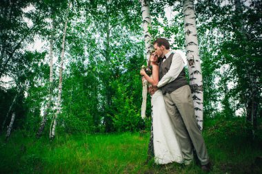 Genç gelin ve damat provence tarzında.
