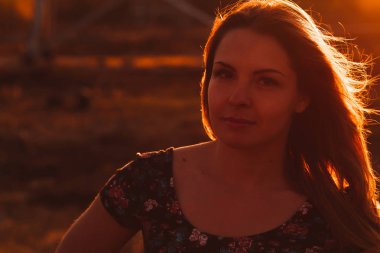 bir gün batımı arka plan alanda güzel bir kızın portresi.