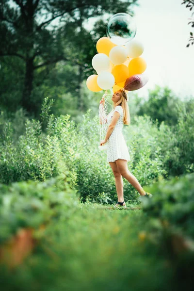 Junges Mädchen Mit Luftballons Auf Naturhintergrund — Stockfoto