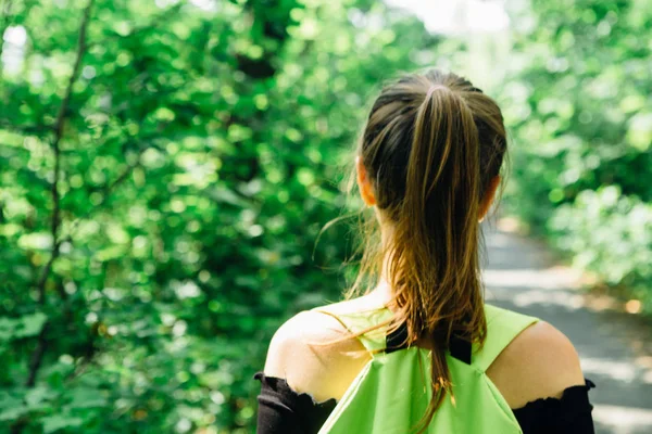 Ragazza Alberi Verdi Nella Foresta Alla Luce Del Sole — Foto Stock