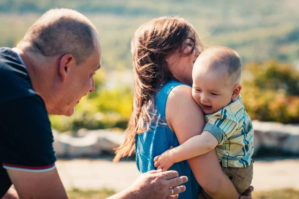 Gelukkig Familie Met Baby Zoon Natuur Achtergrond — Stockfoto