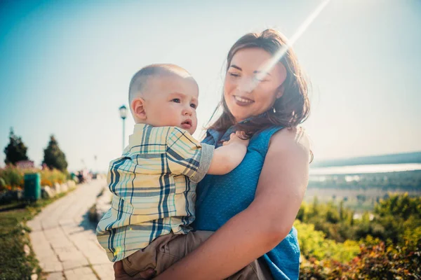 自然の背景に幸せな母親と幼児の息子 — ストック写真