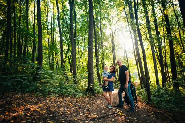 Heureux Famille Avec Fils Sur Fond Forêt — Photo