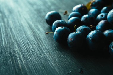 siyah arka plan üzerine birçok taze erik yakın çekim.