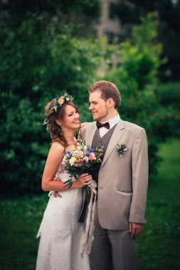 Genç gelin ve damat provence tarzında.