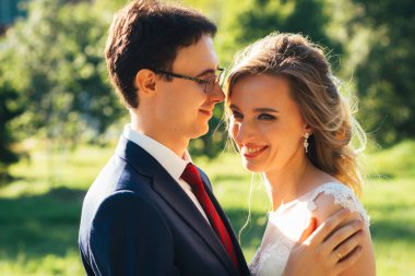 Gelin ve damat doğa özgeçmişlerine kucaklayan.