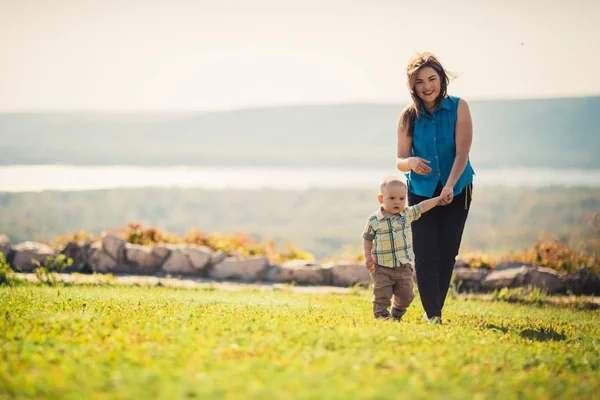 Gelukkig Gezin Met Baby Groen Gras — Stockfoto