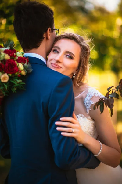 Novia Novio Bosque Verano Fondo — Foto de Stock