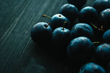 siyah arka plan üzerine birçok taze erik yakın çekim.