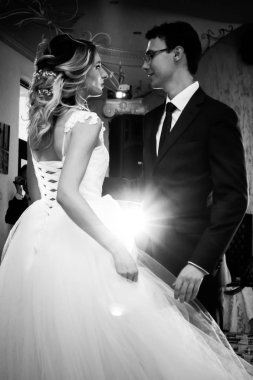 Gelin ve damadın güzel ilk dansı.