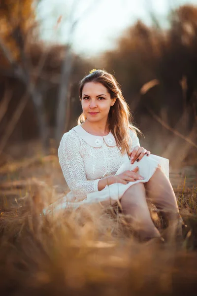 Menina Está Sentado Campo Pôr Sol Fundo — Fotografia de Stock