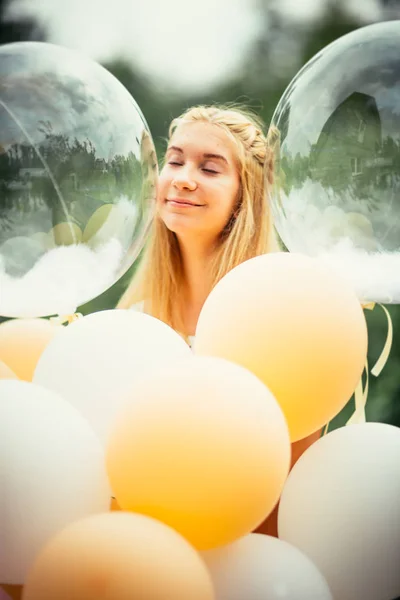 Ritratto Giovane Ragazza Con Palloncini Sullo Sfondo Della Natura — Foto Stock