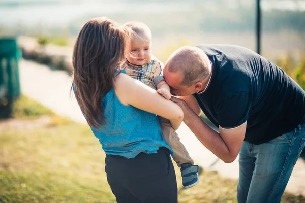 Gelukkig Familie Met Baby Zoon Natuur Achtergrond — Stockfoto