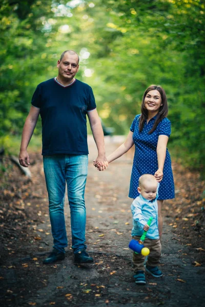 Lycklig Familj Med Son Bakgrund Skog — Stockfoto