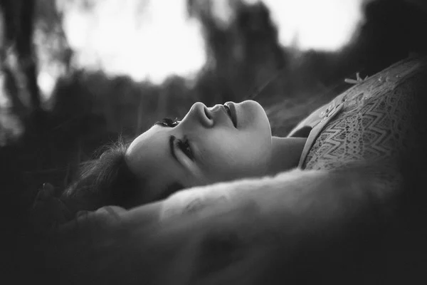 Чорно Білий Фотопортрет Дівчини Лежить Полі Фоні Заходу Сонця — стокове фото