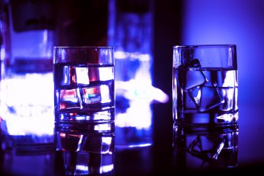 Gece kulübü barında renkli gözlük..