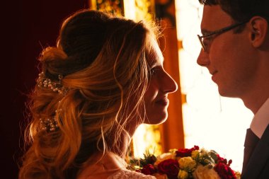 Gelin ve damat Kolomna Sarayı zemin üzerine.