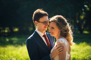 Gelin ve damat doğa özgeçmişlerine kucaklayan.