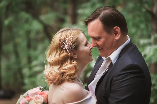Menyasszony Vőlegény Nyári Erdőben Csók — Stock Fotó