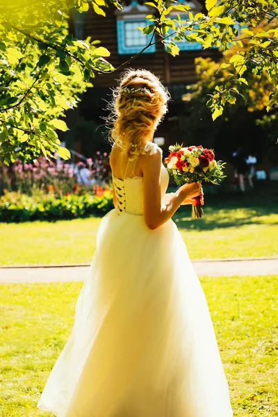Schöne Junge Braut Garten Hintergrund — Stockfoto