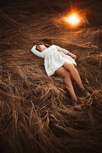 Ragazza Sdraiata Sul Campo Uno Sfondo Tramonto — Foto Stock