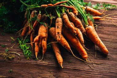 Ahşap arka plan üzerinde Bahçe yakın çekim üzerinden taze havuç.