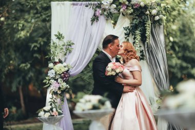 Gelin ve damat düğün töreni arka plan doğa üzerinde üzerinde.