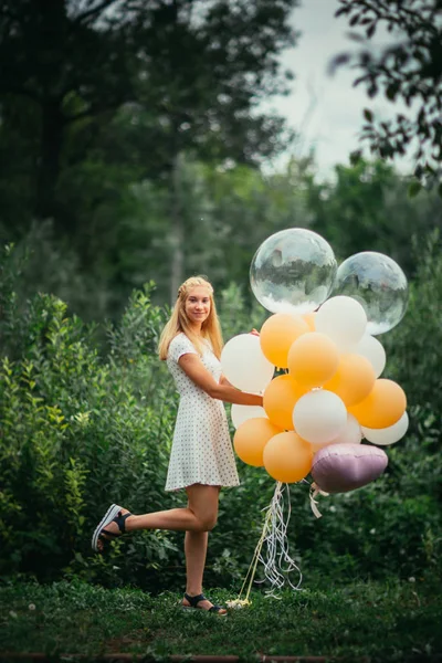 Mladá Dívka Balónky Přírodním Pozadí — Stock fotografie