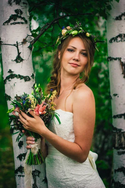 Mladá Nevěsta Poblíž Břízy Lese — Stock fotografie