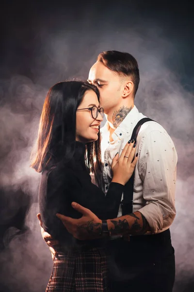 Pasangan Yang Cantik Berciuman Dengan Latar Belakang Asap Yang Kabur — Stok Foto