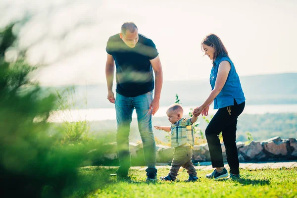 Gelukkig Gezin Met Baby Groen Gras — Stockfoto