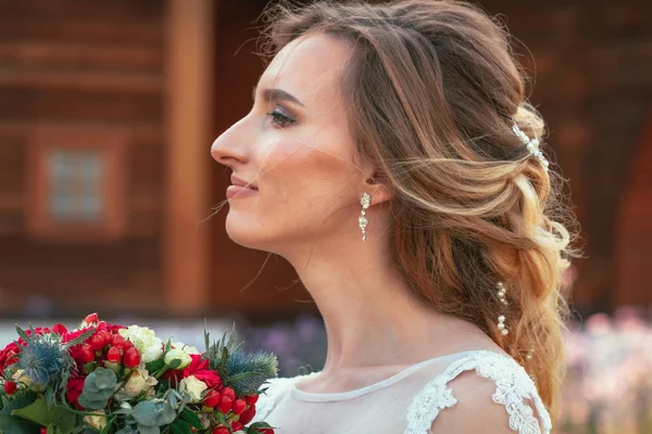 Hermosa Joven Novia Fondo Del Jardín — Foto de Stock