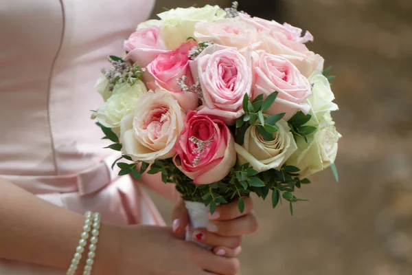 Beau Bouquet Mariage Roses Crème Dans Les Mains Mariée — Photo