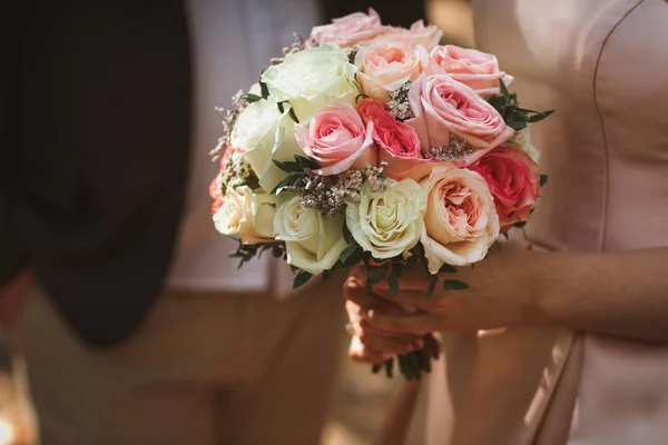 Beau Bouquet Mariage Roses Crème Dans Les Mains Mariée — Photo