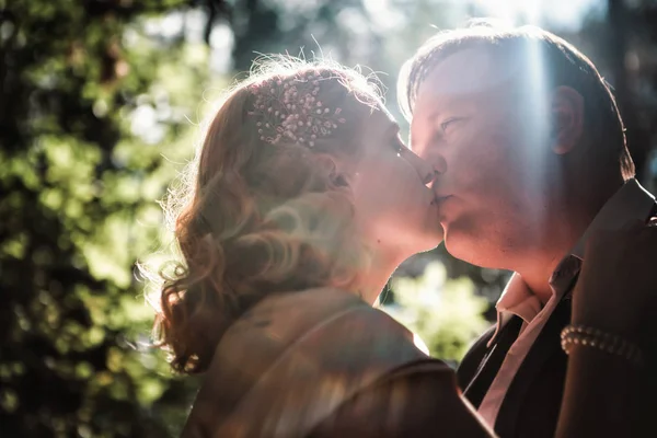 Bruden Och Brudgummen Bakgrunden Träd Och Skog Solen — Stockfoto