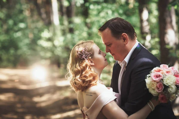 Mariée Marié Sur Fond Des Arbres Soleil Forêt — Photo