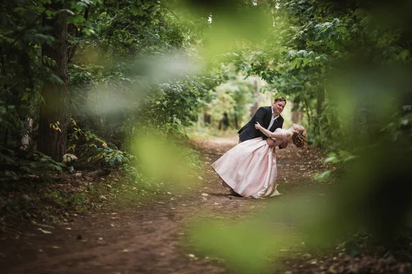 Νύφη Και Γαμπρός Χορεύουν Στο Δάσος Υποβάθρου Και Φως Του — Φωτογραφία Αρχείου