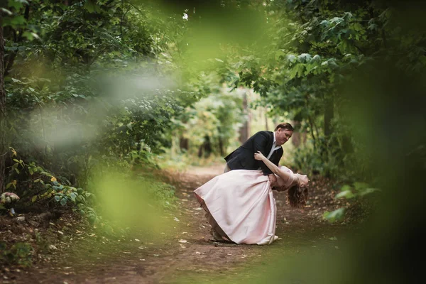 Novia Novio Bailando Fondo Del Bosque Luz Del Sol —  Fotos de Stock