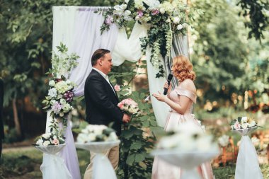 Gelin ve damat düğün töreni arka plan doğa üzerinde üzerinde.