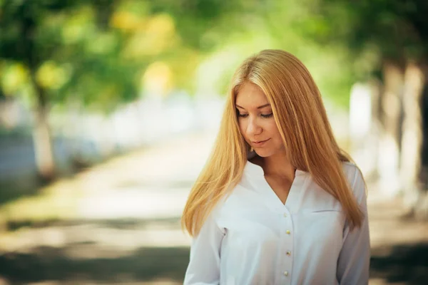 Porträt Der Blonden Teenager Mädchen Auf Naturhintergrund — Stockfoto