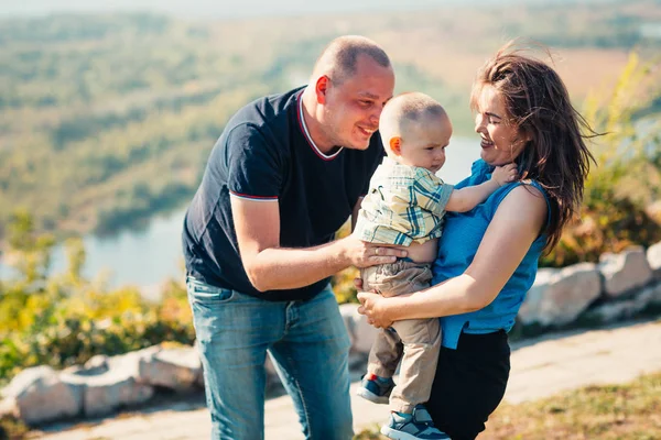 Gelukkig Familie Met Baby Zoon Natuur Achtergrond — Stockfoto