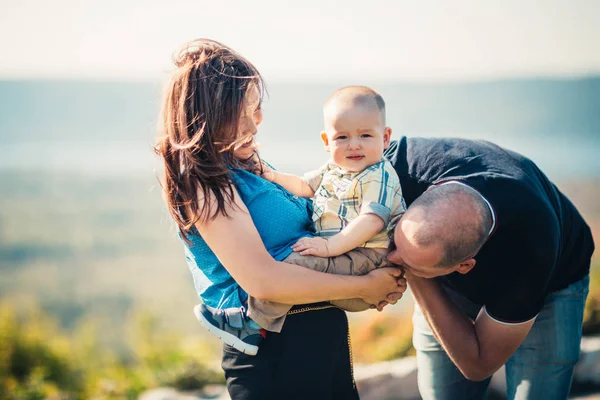 Familia Feliz Con Bebé Hijo Fondo Naturaleza — Foto de Stock