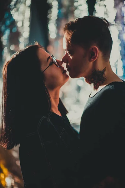 美丽的夫妇接吻 在模糊的烟雾背景 — 图库照片