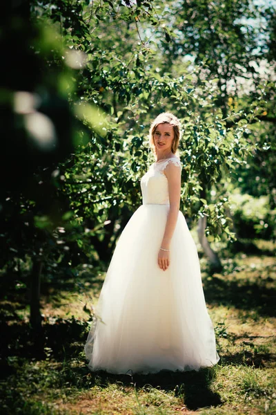 Bella Giovane Sposa Sullo Sfondo Del Giardino — Foto Stock